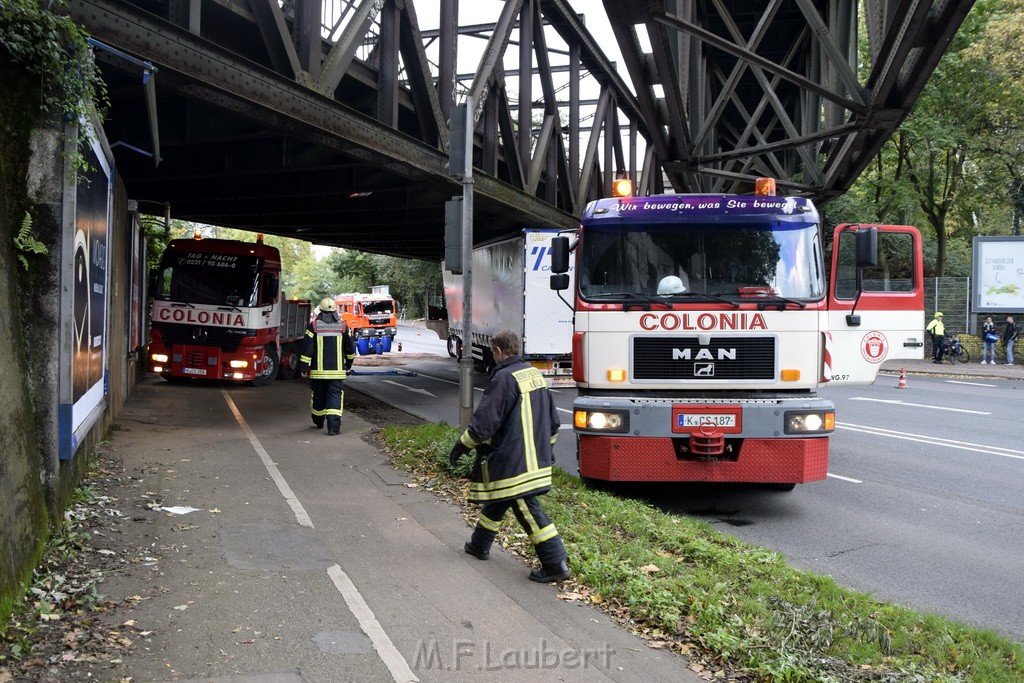 LKW blieb unter Bruecke haengen Koeln Ehrenfeld Innere Kanalstr Hornstr P311.JPG - Miklos Laubert